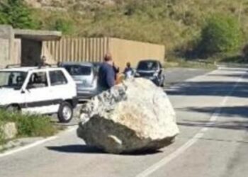 Maratea. Masso sulla carreggiata: chiusa la Sp3 tra il centro e Trecchina